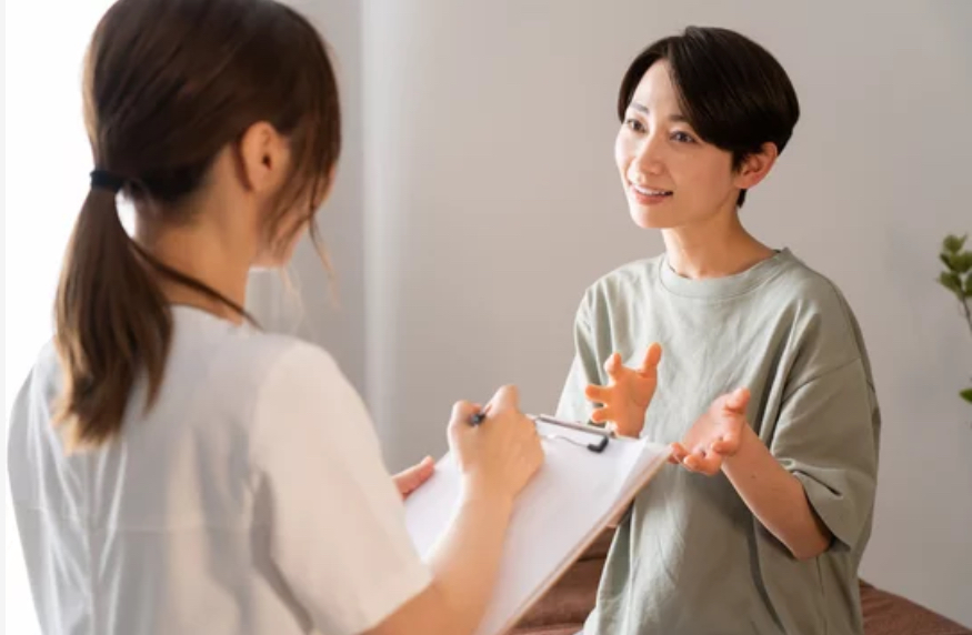 妊活鍼灸のカウンセリングを受ける女性